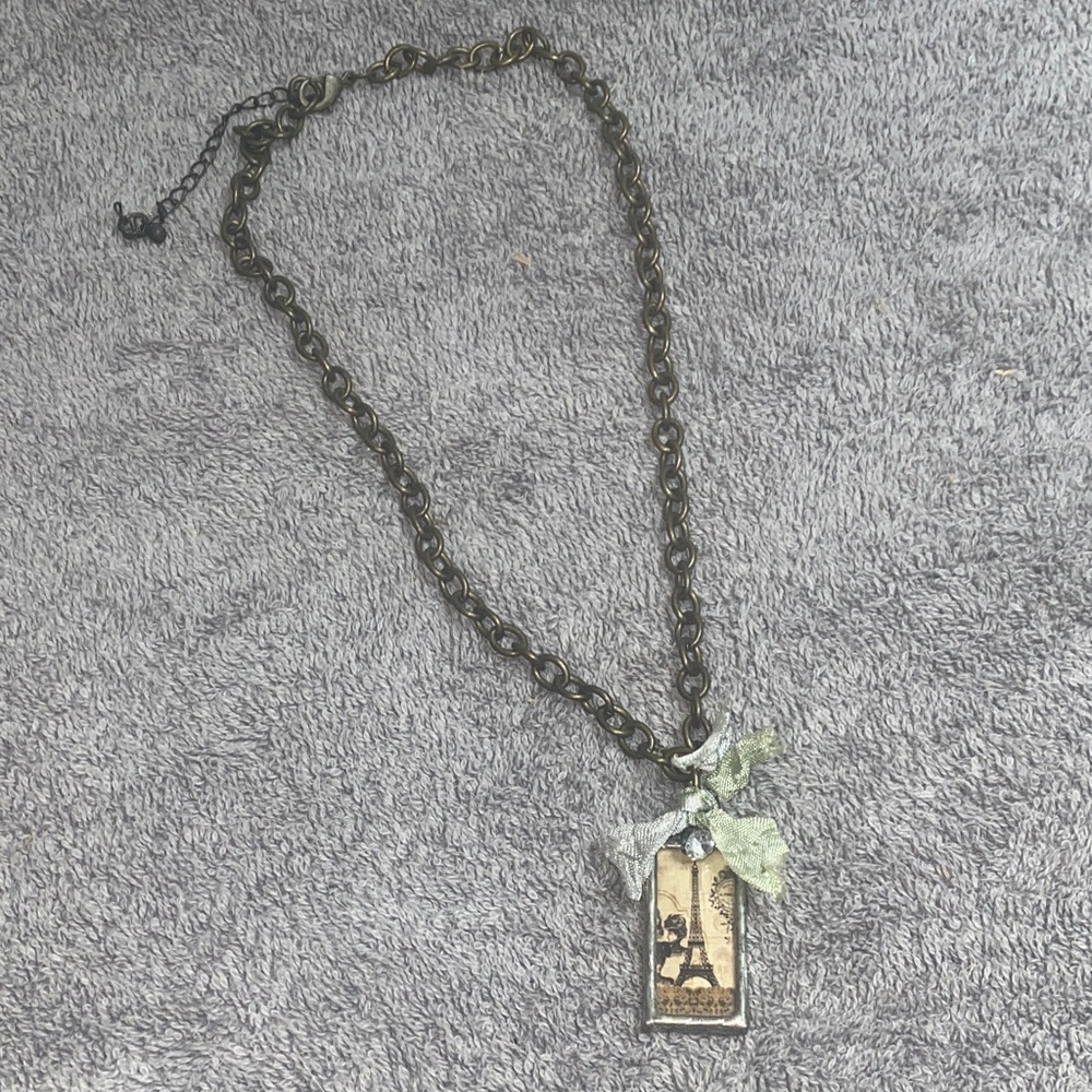 🌵Vintage hand designed Paris necklace!